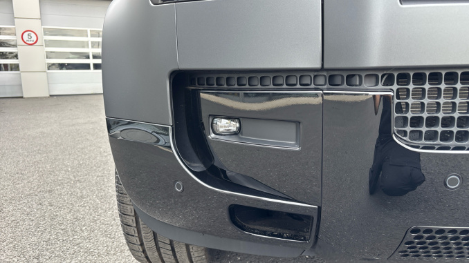 Land Rover Defender 3.0 D250 X-Dynamic HSE 110 5dr Auto Diesel Estate - Image 40